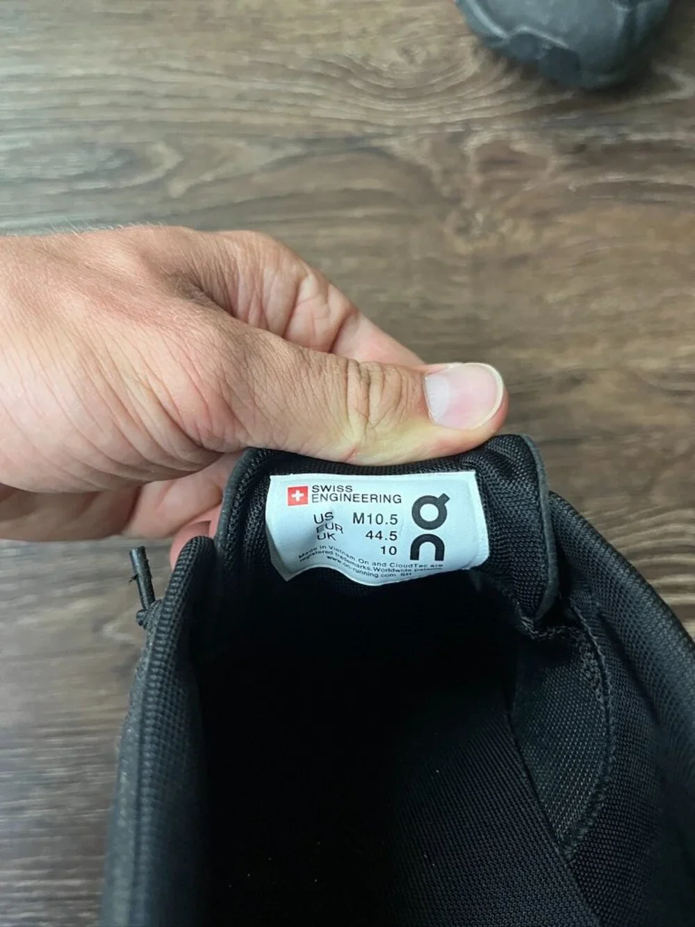 On Cloud Walking Shoe Mens Black Sz 10 in Good Condition